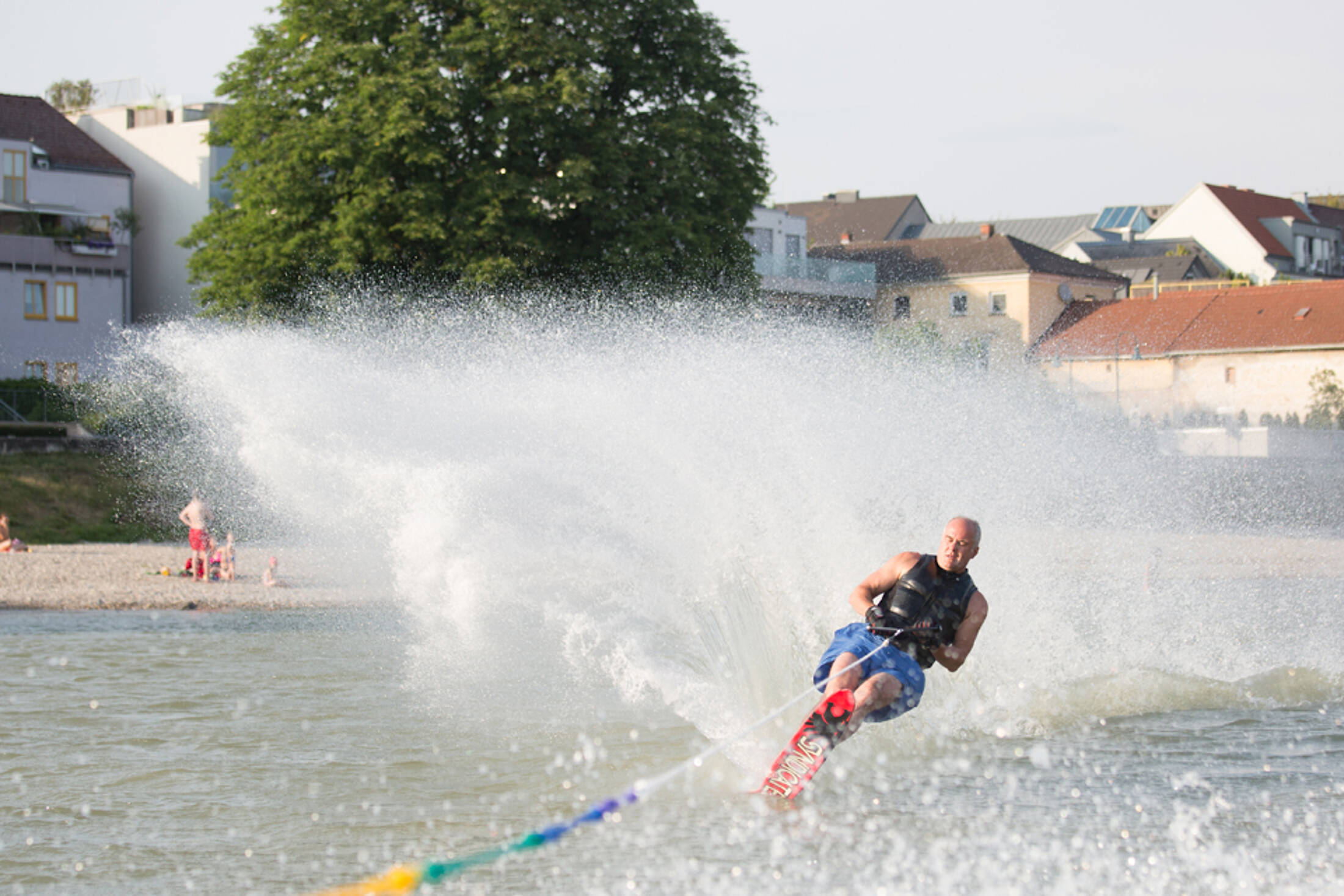 Action und Unterhaltung bei einer Wasserskifahrt auf der Donau. 