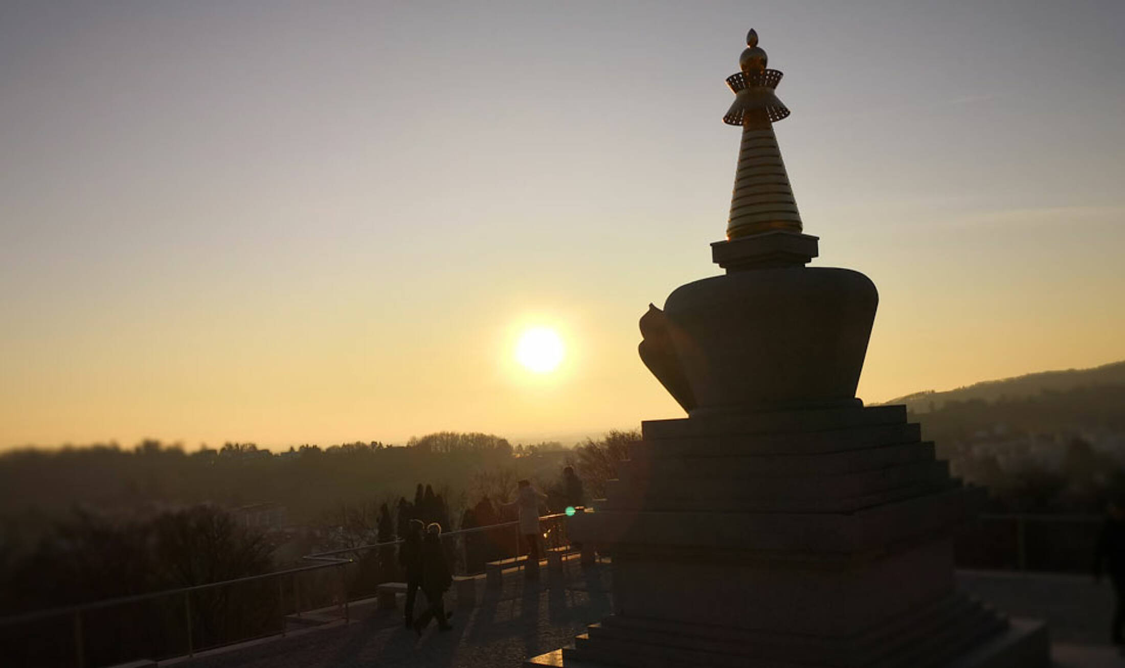 Die Stupa im Sonnenuntergang als Kraftplatz in Linz.
