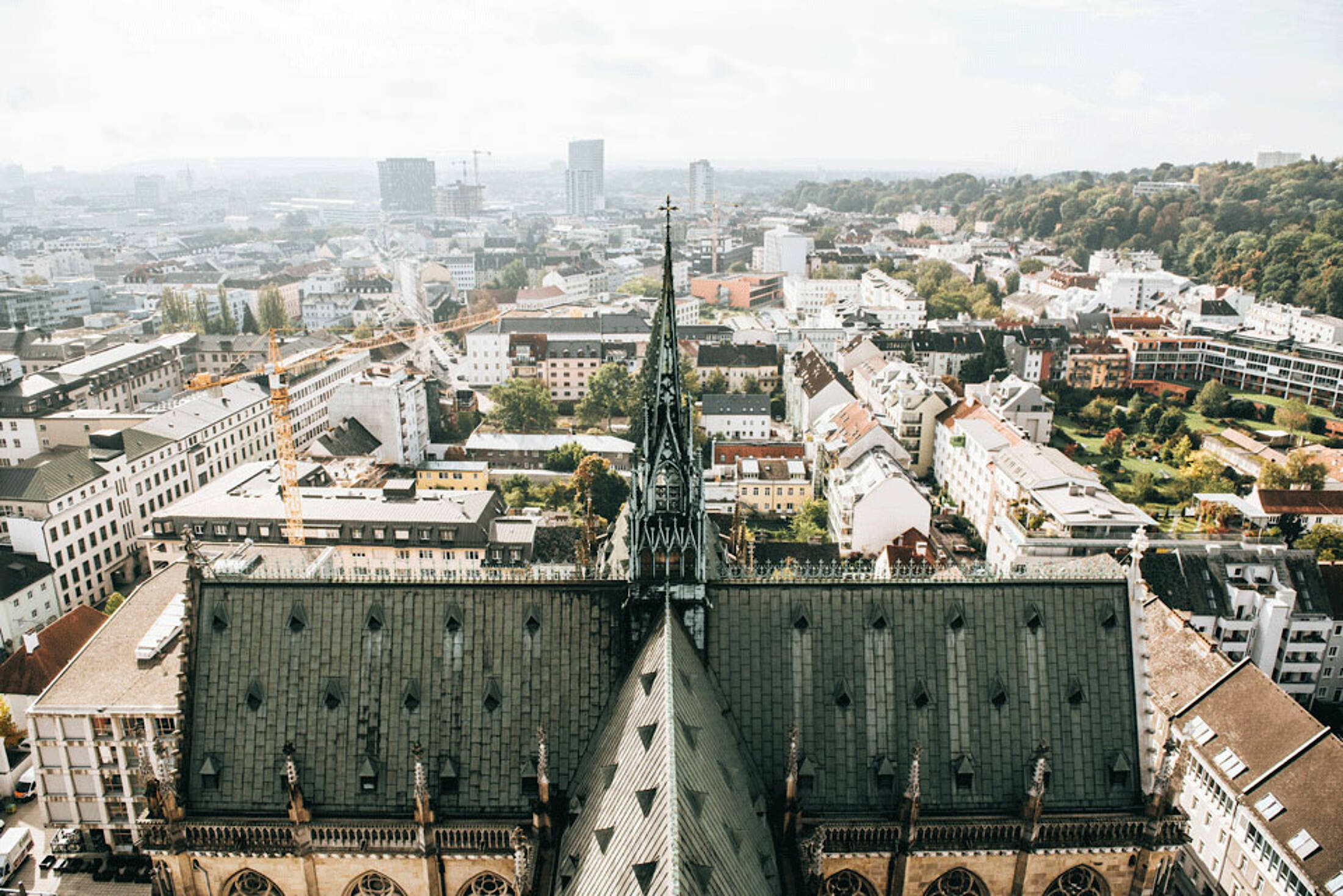 Blick über das Kirchenschiff auf Linz