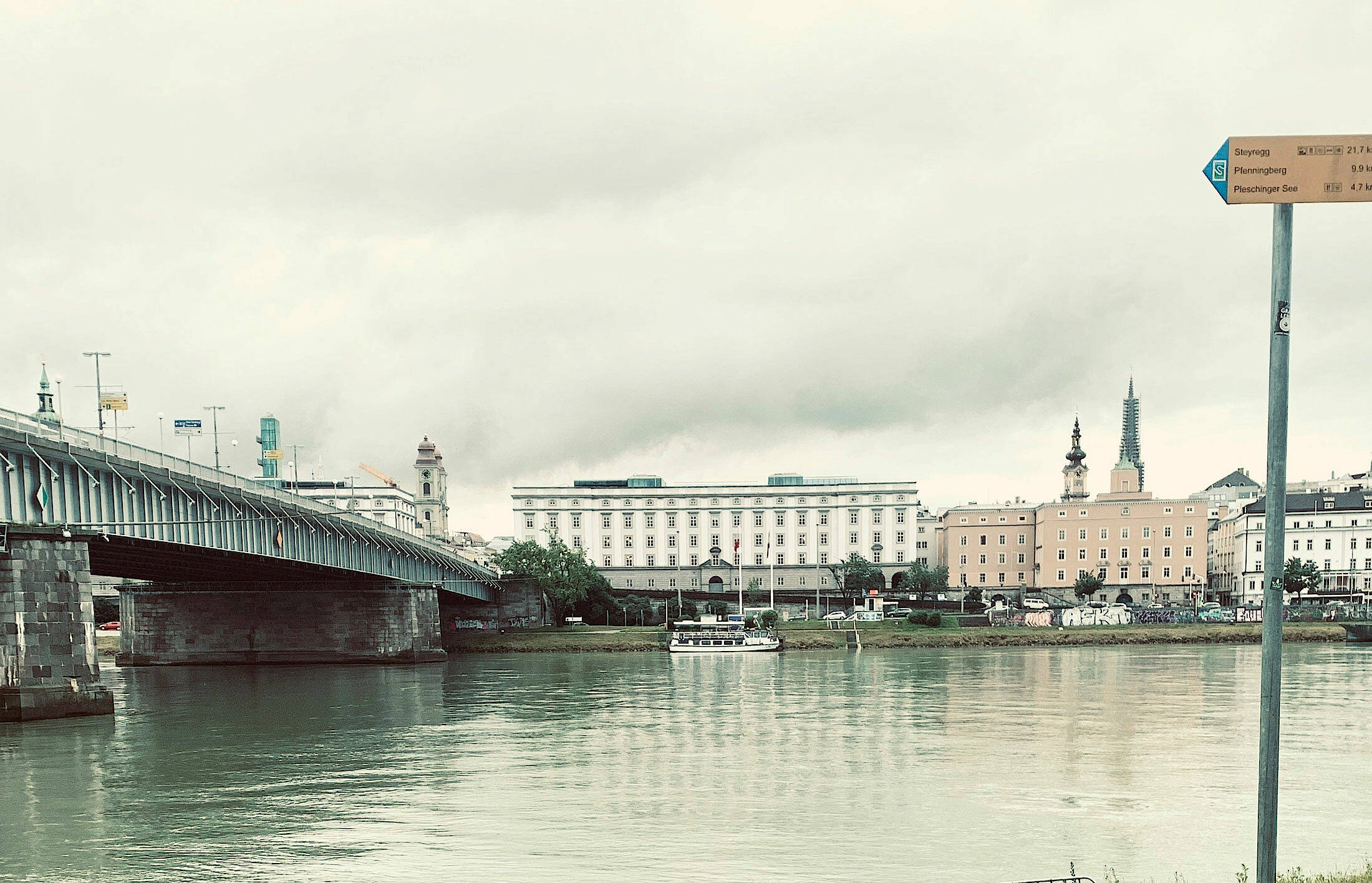 Grauer November an der Donau