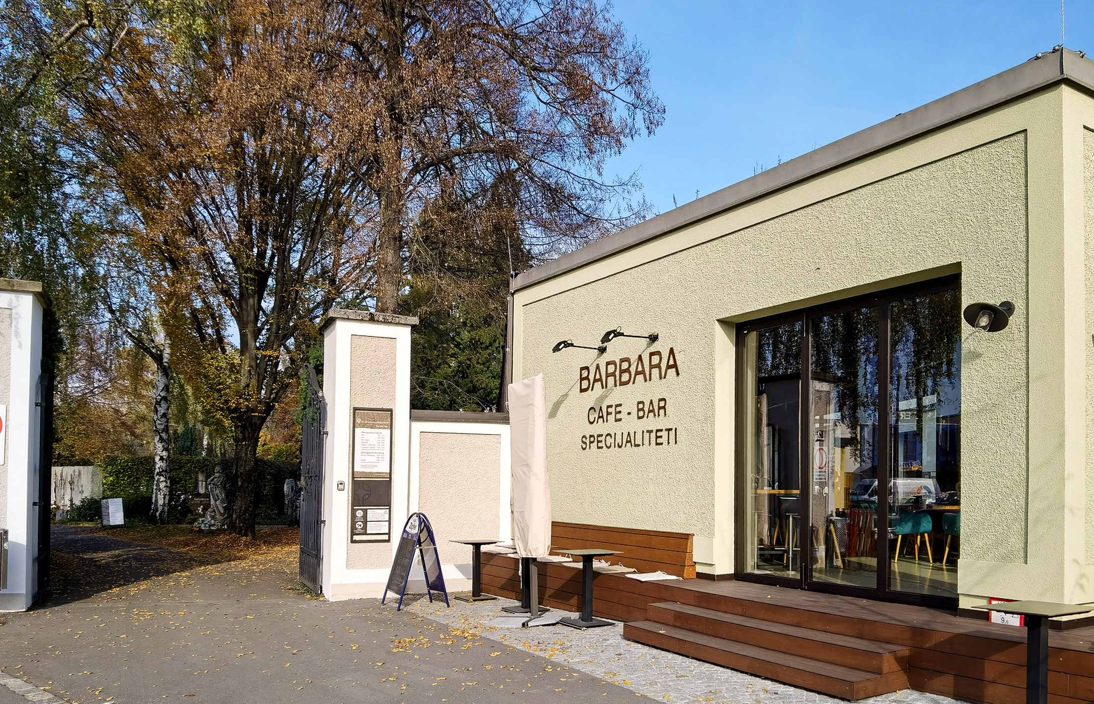 Außenansicht des Cafés Barbara neben dem Linzer Barbarafriedhof.