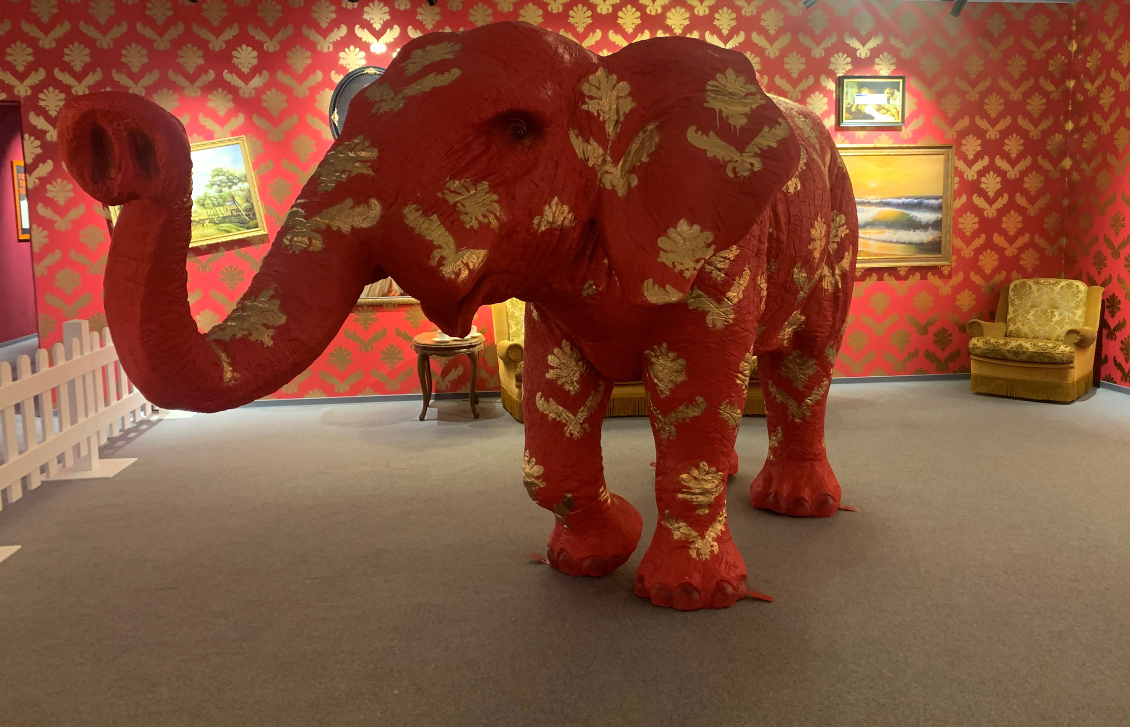 The Elephant in the room, eine Kunstinstallation.