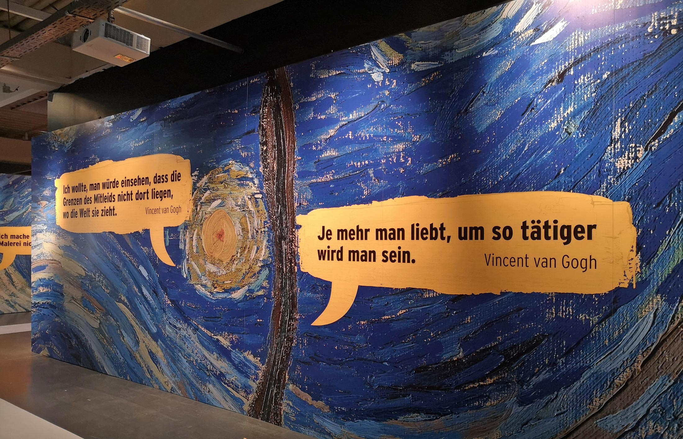 Wand mit Zitaten von van Gogh