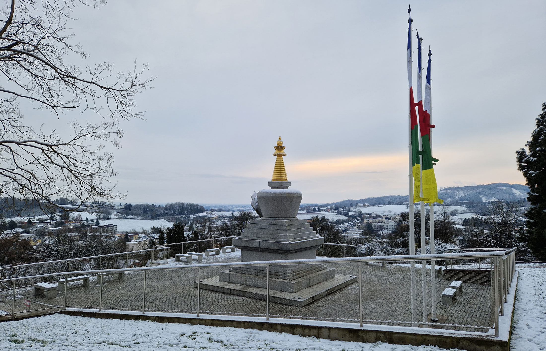 Ruhe und Glück finden bei der Stupa am Freinberg.