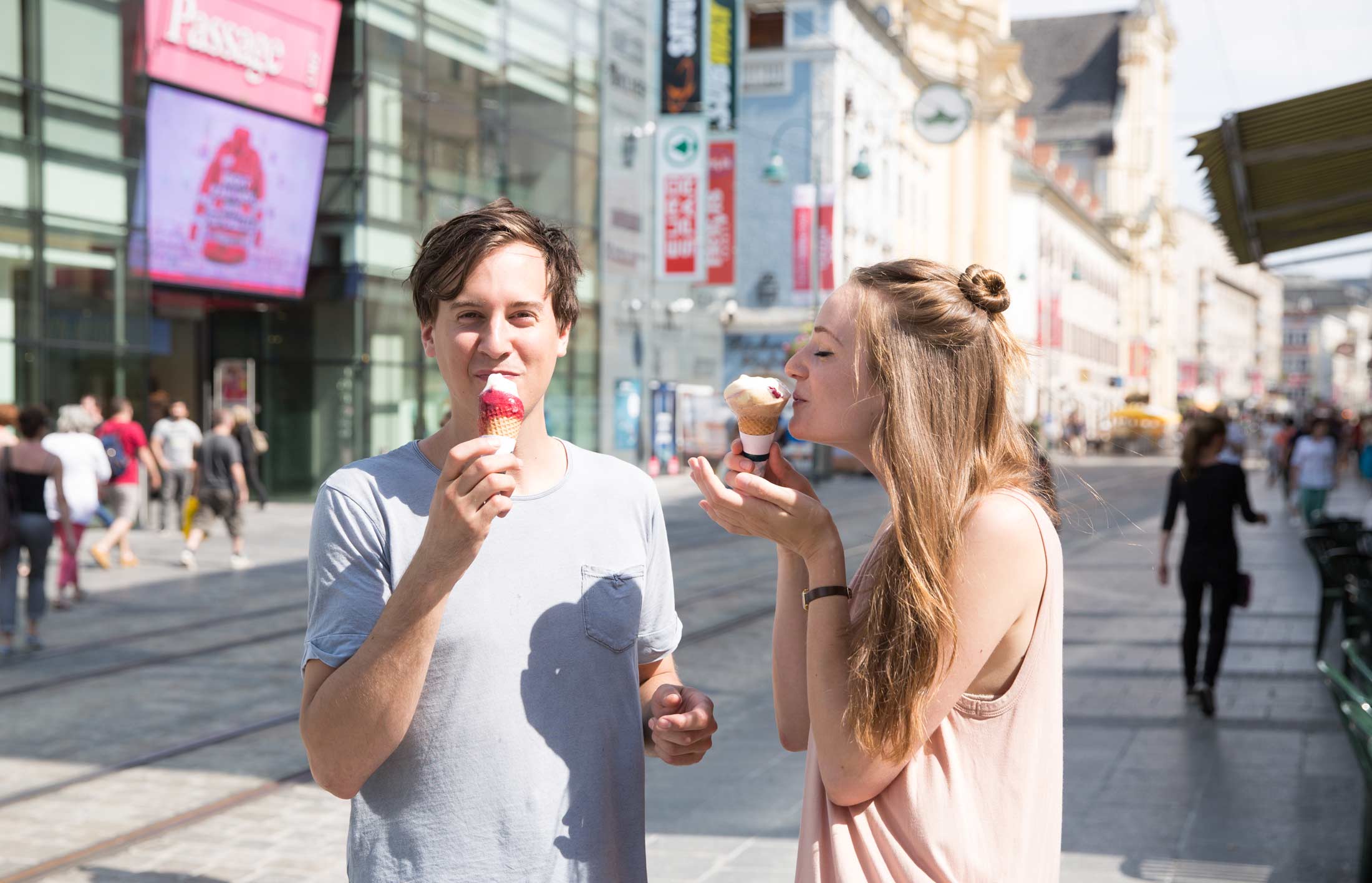 Zwei Personen essen Eis auf der Linzer Landstraße