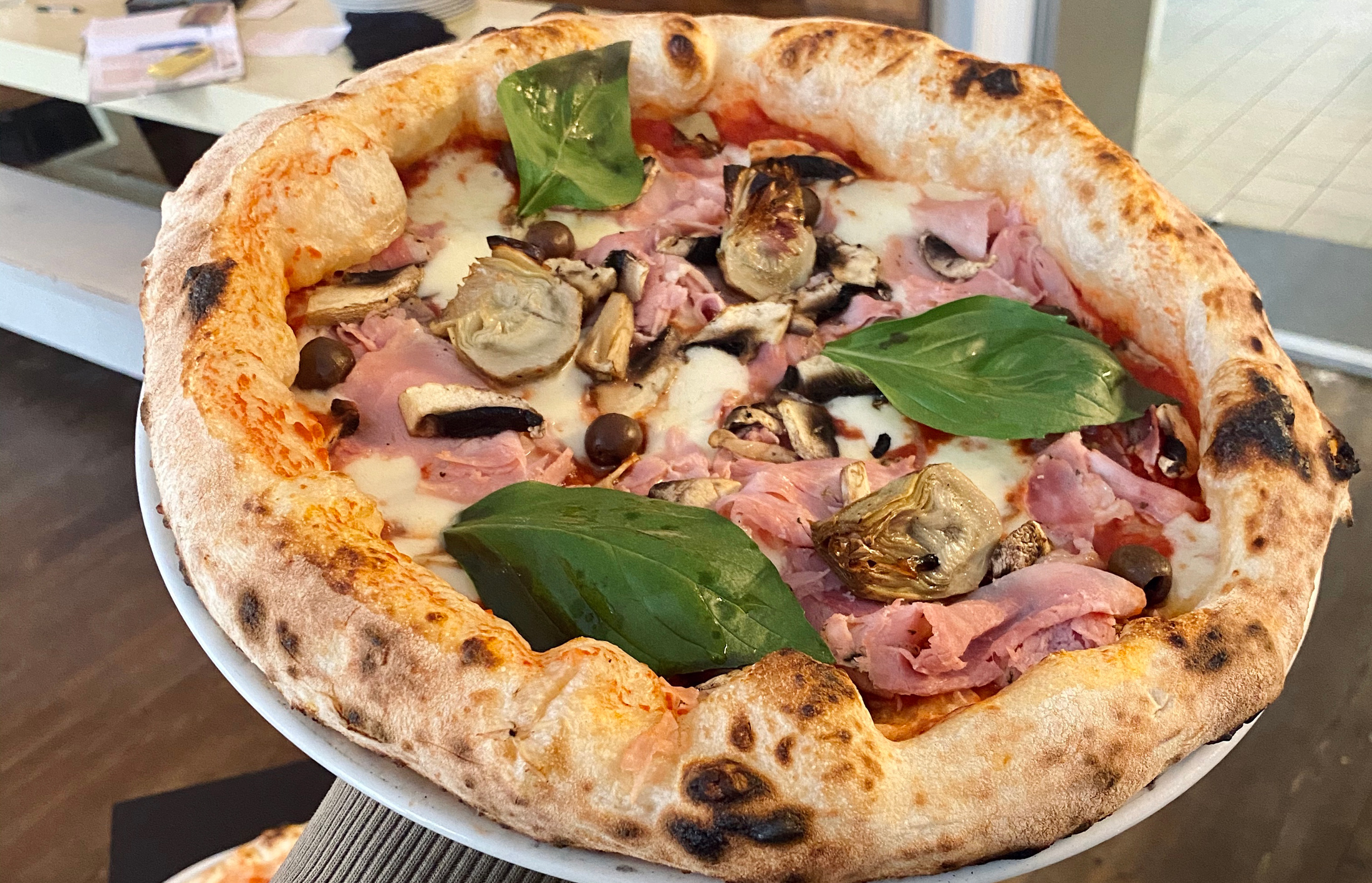 Neapolitanische Pizza aus dem Lokal „Standard Pizza“ von Florian Schramm.