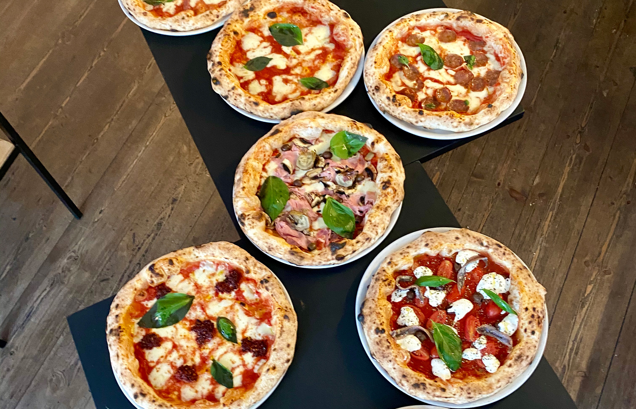 Neapolitanische Pizzen aus dem Lokal „Standard Pizza“ von Florian Schramm. 